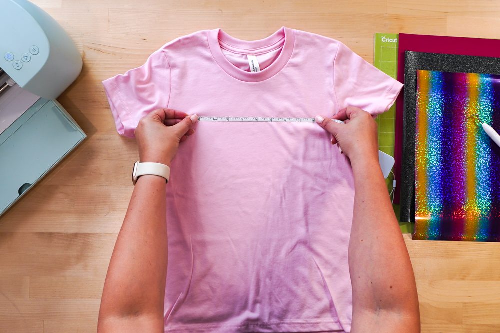 hands measuring shirt for transfer size