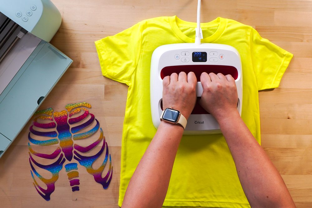 Hands pressing the yellow t-shirt with an EasyPress